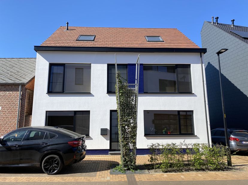 Stijlvolle halfopen bebouwing in hartje Meerhout – volledig gerenoveerd in 2021 - 2023&lt;br /&gt;
&lt;br /&gt;
Deze prachtig gerenoveerde halfopen bebouwing comb